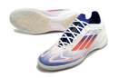 Chuteira Futsal Adidas F50 IC Branca, Azul e Vermelha com design moderno e tecnológico.