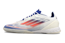 Chuteira Futsal Adidas F50 IC Branca, Azul e Vermelha, ideal para desempenho em quadra e conforto.
