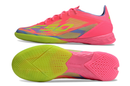 Chuteira Futsal Adidas F50 IC Mystic Pack em rosa vibrante com detalhes coloridos e sola para quadra indoor.