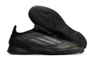 Chuteira Futsal Adidas F50 IC Preta com design minimalista e sola de borracha para quadras interiores.