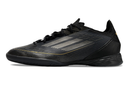 Chuteira Futsal Adidas F50 IC Preta lateral com design minimalista e tecnologia avançada