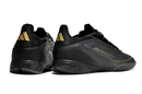 Chuteira Futsal Adidas F50 IC Preta com detalhes em dourado, vista traseira, ideal para quadras internas.