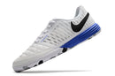 Chuteira Futsal Nike Lunar Gato IC Branca e Azul com design elegante e sola IC para melhor aderência.