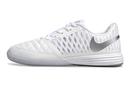 Chuteira Futsal Nike Lunar Gato IC - Branca e Prata em design elegante com tecnologia Lunarlon para alto desempenho.