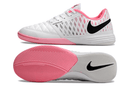 Chuteira Futsal Nike Lunar Gato IC - Branco e Rosa, cada movimento com precisão e estilo moderno.