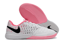 Chuteira Futsal Nike Lunar Gato IC - Branco e Rosa, com design moderno e sola adequada para pisos de futsal.