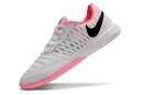Chuteira Futsal Nike Lunar Gato IC - Branco e Rosa com design moderno e conforto ideal para futsal.
