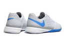 Chuteira Futsal Nike Lunar Gato IC - Cinza e Azul, vista traseira, com design elegante e tecnologia avançada.