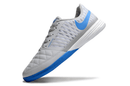 Chuteira Futsal Nike Lunar Gato IC - Cinza e Azul em ângulo lateral, mostrando design e cores.