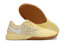 Chuteira Futsal Nike Lunar Gato IC - Creme com design leve e sola em borracha para melhor tração em jogos de futsal.