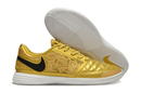 Chuteira Futsal Nike Lunar Gato IC - Dourada em destaque, com design dourado e sola branca para performance em quadras indoor.