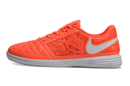 Chuteira Futsal Nike Lunar Gato IC - Laranja e Branca com design vibrante e tecnologia Lunarlon.