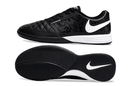 Chuteira Futsal Nike Lunar Gato IC - Preta e Branca com design clássico e tecnologia Lunarlon para alto desempenho.