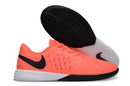 Chuteira Futsal Nike Lunar Gato IC - Rosa e Preta, design vibrante e tecnologia Lunarlon para performance em quadras indoor.