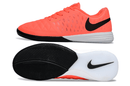 Chuteira Futsal Nike Lunar Gato IC - Rosa e Preta com design vibrante e sola de tração superior.