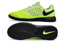 Chuteira Futsal Nike Lunar Gato IC - Verde e Preta em destaque com design moderno e tecnologia avançada para quadras indoor.