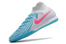 Chuteira Futsal Nike Phantom Luna IC - Branca e Azul em ação, destacando design azul e rosa.