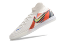 Chuteira Futsal Nike Phantom Luna IC - Branca, Cinza e Laranja "Barna Pack" em destaque com design inovador.