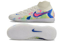 Chuteira Futsal Nike Phantom Luna IC - Branca, Azul e Rosa "Socal Pack" em detalhe, mostrando design arrojado.