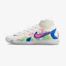 Chuteira Futsal Nike Phantom Luna IC - Branca, Azul e Rosa "Socal Pack" no design arrojado para controle e precisão.