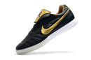 Chuteira Futsal Tiempo Legend Elite IC "Ronaldinho" Preta com detalhes em ouro e design elegante.