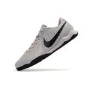 Chuteira Futsal Tiempo 10 Legend Elite IC Cinza com design moderno e solado para excelente tração em quadras.