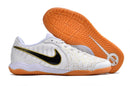 Chuteira Futsal Tiempo 10 Legend Elite IC Branca com design elegante e sola amarela para futsal.
