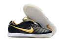 Chuteira Futsal Tiempo Legend Elite IC "Ronaldinho" Preta com detalhes em dourado e sola transparente.