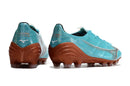 Chuteira Mizuno Alpha II FG Azul com design azul vibrante e solado marrom, ideal para desempenho em campo.