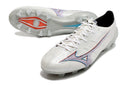 Chuteira Mizuno Alpha II FG Branca e Azul com design sofisticado para performance em campo.