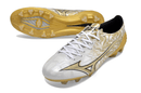 Chuteira Mizuno Alpha II FG Special Edition Golden com design luxuoso e tecnologia de ponta para desempenho de alto nível.