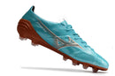 Chuteira Mizuno Alpha II FG Azul com design aerodinâmico azul vibrante e sola tracionada para desempenho em campo.