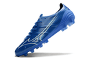 Chuteira Mizuno Alpha II FG Azul em design vibrante, leve e com tração para desempenho em gramados naturais.
