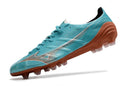 Chuteira Mizuno Alpha II FG Azul em destaque, mostrando design aerodinâmico e cores vibrantes.
