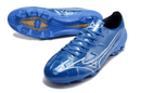 Chuteira Mizuno Alpha II FG Azul em destaque com design moderno e tecnologia de performance para gramados.