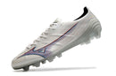 Chuteira Mizuno Alpha II FG Branca e Azul com design leve e tração superior para desempenho em campo.