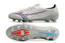 Chuteira Mizuno Alpha II FG Branca e Azul com design sofisticado e tecnologia para desempenho em campo.