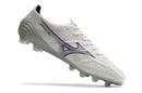 Chuteira Mizuno Alpha II FG Branca e Azul em ângulo, destacando seu design moderno e tecnologia avançada.
