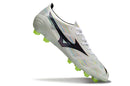Chuteira Mizuno Alpha II FG Branca e Verde com design moderno e tração superior para desempenho em campo.