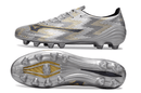 Chuteira Mizuno Alpha II FG "Platinum" com design prateado e solado para gramados naturais.