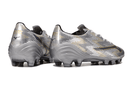 Chuteira Mizuno Alpha II FG "Platinum" com design prateado e tecnologia avançada para desempenho em campo.