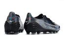 Chuteira Mizuno Alpha II FG Preta com design leve e tração superior para desempenho em campo.