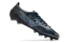 Chuteira Mizuno Alpha II FG Preta em design elegante, perfeita para desempenho em campo e jogos.