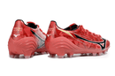 Chuteira Mizuno Alpha II FG "Ruby Red" com design vibrante e tecnologia avançada para desempenho em gramados.
