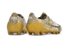Chuteira Mizuno Alpha II FG Special Edition Golden com design dourado e exclusivo para campo.
