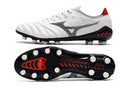 Chuteira Mizuno Morelia Neo 3 FG Branca e Vermelha, vistas superior e inferior em couro premium.