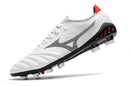 Chuteira Mizuno Morelia Neo 3 FG Branca e Vermelha em ângulo, destacando seu design elegante e materiais de alta qualidade.