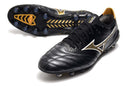 Chuteira Mizuno Morelia Neo 3 FG Preta e Amarela com design clássico em preto e detalhes em amarelo.