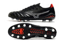 Chuteira Mizuno Morelia Neo 3 FG Preta vista lateral e inferior com detalhes em vermelho.