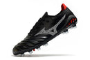 Chuteira Mizuno Morelia Neo 3 FG Preta em ângulo lateral, destacando seu design elegante em preto e detalhes vermelhos.